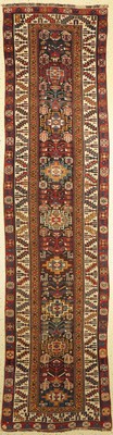 Kazak antik, Kaukasus, um 1880/90, Wolle auf Wolle, ca.375 x 98 cm. Das mit Tiermotiven und Botehs belegte Innenfeld wird von einer breiten weissen ...