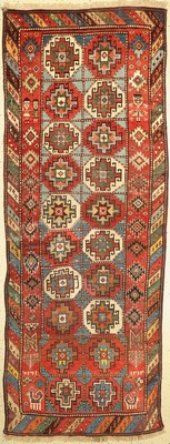 Moghan-Gendje antik, Kaukasus, um 1890, Wolle auf Wolle, ca. 267 x 102 cm. Ein sehr schönes typisches Innenfeldmuster mit 2 Reihen von Haken ...