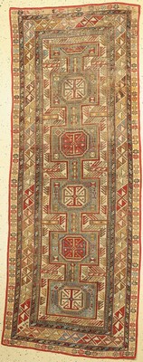 Akstafa antik, Kaukasus, um 1880, Wolle aufWolle, ca. 248 x 95 cm. Schöner sammelwürdigerKaukase mit weichem Griff, abwechselnd in rot und weiss ...