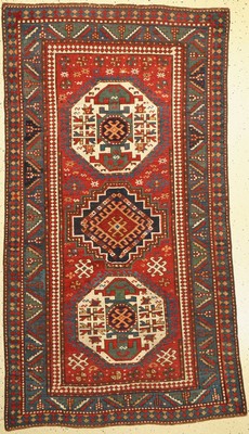 Lori-Pampak antik, Kaukasus, um 1880, Wolleauf Wolle, ca. 205 x 118 cm. Ein Prototyp der Drei-Medallionform. Das typische Pampak Motiv in helle ...