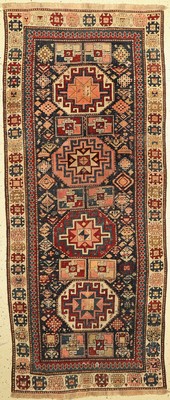 Moghan-Karabagh antik, Kaukasus, um 1840/50, Wolle auf Wolle, ca. 226 x 96 cm. Einsehr ungewöhnliches Moghanmuster das auf einemabraschierten ...
