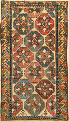 Gendje antik, Kaukasus, um 1820/1830, Wolleauf Wolle, ca. 166 x 93 cm. Mit seinen vier Vogelkrallen erinnert dieser Teppich an das Kernmotiv des ...