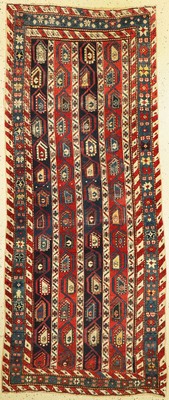 Karabagh antik, Kaukasus, um 1830, Wolle auf Wolle, ca. 247 x 103 cm. Ein fast 200 Jahre alter Kaukase mit einem sehr seltenen Muster. Ein sehr ...