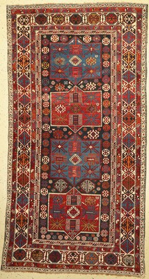 Baku-Schirwan antik, Kaukasus, um 1900, Wolle auf Wolle, ca. 275 x 142 cm. Perfekter und sehr identifikativer Teppich für die Zone. Die ...