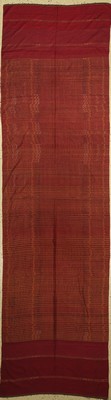 Alter Khmer Sampot, traditionelle Kleidung, Phnom Penh (Kambodscha), Seide handgewebt, um 1940/50, rot mit schmalen Doppelstreifen, ca. 300 x 80cm, ...