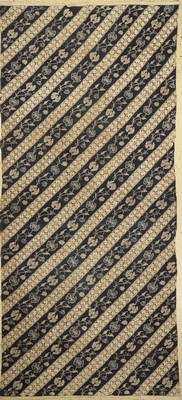 Batik Sarong, traditionelle Kleidung mit diagonalem Blumen und Ranken Muster, Indigoblau,handbedruckt, Yogyakarta, Indonesien, um 1940/50, ...