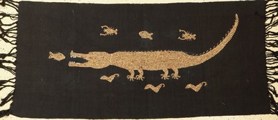 Baumwollstoff, traditionelle Kleidung, Sumba (Indonesien), um 1940/50, ca. 136 x 65 cm, Baumwolle, handgewebt mit farbigen Kaurimuscheln bestickt, ...