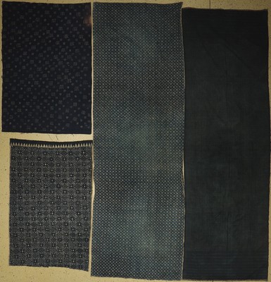 4 lots Batik Baumwollstoff, Java (Indonesien), um 1950, 2x ca. 280 x 90 cm, 2x ca.130 x 85 cm (Fragmente), Baumwolle, handgewebt, Indigoblau, ...