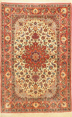 Esfahan fein, Persien, ca. 50 Jahre, Korkwolle auf Seide, ca. 160 x 106 cm, ca. 1,0Mio.Kn/qm,EHZ: 2,(leichter Mottenfraß am Rand)