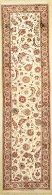 Esfahan fein Signiert, (Ali Maleki), Persien, um 1950, Korkwolle mit und auf Seide,ca. 293 x 80 cm, EHZ: 2, (leicht verfärbt)
