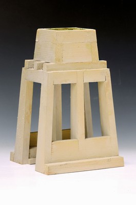 Claus Bury, geb 1946 Meerholz, vielfach ausgezeichneter deutscher Bildhauer, bekannt für architektonische Skulpturen, hier: turmartige Skulptur, ...