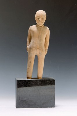 Unbekannter zeitgenössischer Künstler, stehende männliche Figur, Holz geschnitzt, teilpolierter Granitsockel leicht best., Gesamth. ca. 42.5cm