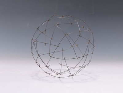 Unbekannter zeitgenössischer Bildhauer, Kugelskulptur aus verbundenen Drahtstücken, D. ca. 16.5cm