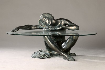 Christine Onillon, zeitgenössische Künstlerin, arbeitet für die Ateliers de la Cousse in La Hermite, hier: Skulptur einer hockenden Frau, ...