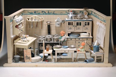 Puppenküche und Puppenstube um 1905 und 60er Jahre, a. Puppenküche aus dem Jugendstil, orig. Gehäuse mit alter Tapete, seitliches Fenster, ...