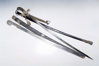 Säbel, wohl Kaukasus, um 1870, Silbermontur tauschiert und nachgestochen, gespaltener Griff, orig. Scheide mit passenden Applikationen, ...