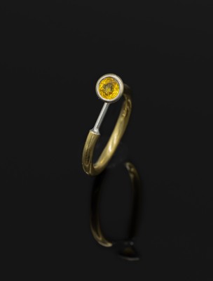 18 kt Gold Saphir-Designerring, GG/WG 750/000, teilmatt., in WG gefasster gelber rundfacett. Saphir ca. 0.60 ct, RW 52, ca. 4.7 g, ausgefallene Form