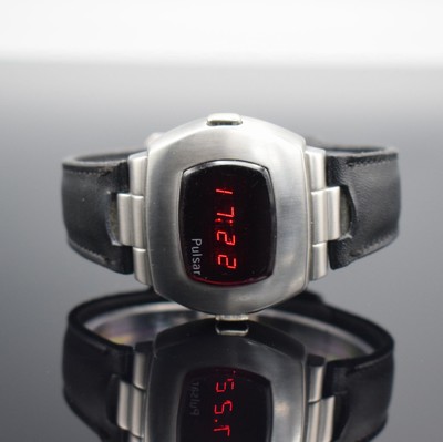 PULSAR frühe Herrenarmbanduhr mit LED-Anzeige, USA um 1970, quarz, Edelstahlgeh., Boden verschr., orig. Lederband, digitale Anzeige v. Zeit, Datum & ...