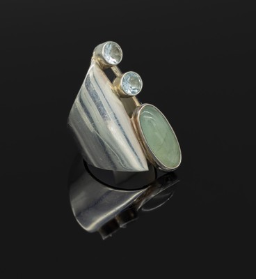 Ausgefallener Designerring mit Blautopas und Prasiolith, 925er Silber, asymm. Schiene, mittig mit ovalem Cabochon und facett Blau- topasen (beh.), ...