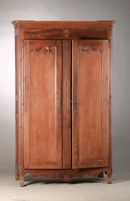 2-Türiger Kleiderschrank, Frankreich, um 1840, wohl Elsass-Lothringen, Front Kirschbaum massiv, Türen kassettiert, profilierte Lisenen und ...