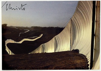 Christo, 1935 - 2020, Lot aus zwei Teilen: a. Multiple "Running Fence", Rahmen ca. 53 x 43 cm, b. kleines original Stoffstück aus diesem ...