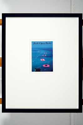Christo, 1935 - 2020, Lot aus zwei Teilen: a. Multiple "Surrounded Islands" Rahmen ca. 53 x 43 cm, b. kleines original Stoffstück aus ...