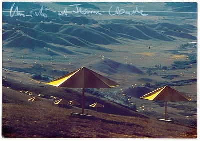 Christo, 1935 - 2020, Lot aus zwei Teilen: a. Multiple "Umbrellas Yellow", Rahmen ca. 53 x 43 cm, b. kleines original Stoffstück aus ...