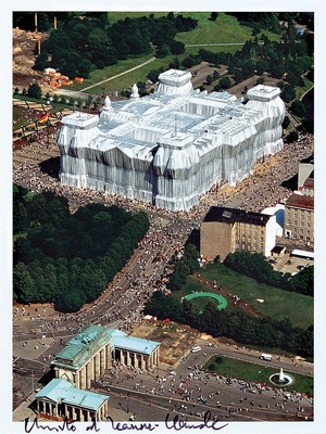 Christo, 1935 - 2020, Lot aus drei Teilen: a. Multiple "Verhüllter Reichstag" Rahmen ca. 42.2 x 32.5 cm, b. großes originales Stoffstück ...