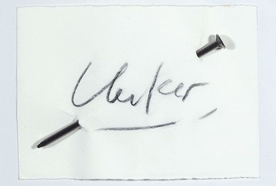 Günther Uecker, geb. 1930, Unikat, Nagelobjekt, großer Nagel durch Papier, handsigniert, Länge Nagel 18 cm, 10.5 x 14.3 cm, unter Glas, PP, Rahmen ...