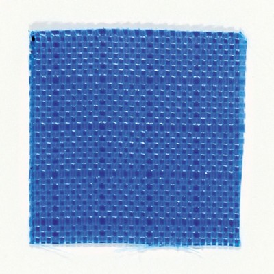 Christo, 1935 - 2020, Lot aus zwei Teilen: a. Multiple "Umbrellas Blue", PP., unter Glas, Rahmen 43 x 53 cm, b. kleines originales ...
