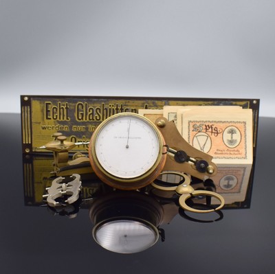 RICHARD RICHTER Glashütter Zangen-Mikrometer sowie weiteres Werkzeug & Deko-Material, um 1920, Messinggeh. auf Holzsockel, vergl. Lunette, ...
