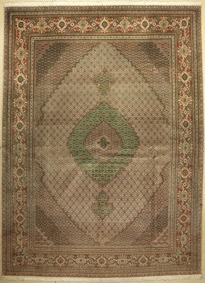 Täbriz fein(50 Raj), Persien, ca. 60 Jahre,Korkwolle mit Seide, ca. 402 x 294 cm, EHZ: 2,(leichter Mottenfraß am Rand).