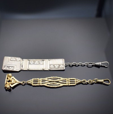 2 Taschenuhr-Chatelaines, 1x in GG 585/000 & 1x in Silber, um 1900 - 1920, 1) mit Karabiner & Anhänger m. Monogramm, aufw. graviert & dekoriert, L. ...