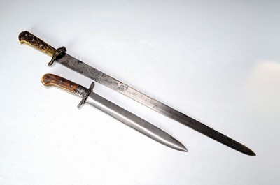 Zwei Hirschfänger, süddeutsch, um 1770 und 1900, Hirschhorngriffe, 1x Stahklinge graviert mit floralen Motiven und beidseitiger Jagdszene: Jagdhund ...