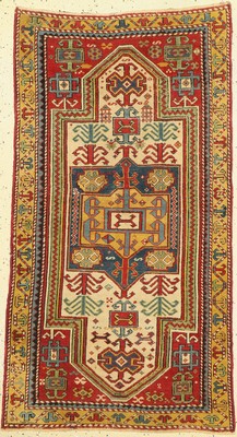 Kazak antik, Kaukasus, 19, Jhd, Wolle auf Wolle, ca. 151 x 83 cm, EHZ: 3, (Oxidationen) Große weiße Schildformen mit stilisierter ...