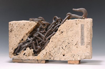 Werner Balthasar Griemann, geb. 1942 Wallern/Österreich, "Kettengrab", Tuffstein u. Stahlkette, ästhetische Sprache des rohen Metalls u. ...
