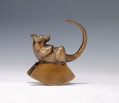 Gernot Rumpf, geb. 1941 Kaiserslautern, Maus auf Wippe, Bronzeguß, Gießerstempel Strehle, H. ca. 10cm