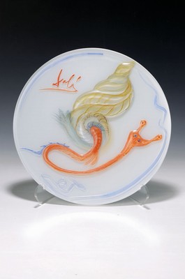 Rosenthal Jahresteller in Glas, 1979, Salvador Dali, aus klarem und opaken Glas, applizierter Dekor, schneckenmotiv, rückseitig signiert und ...