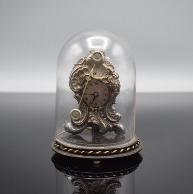 Miniatur Vorderzappler unter Glasdom, Österreich um 1870, gedrechselter Holzsockel auf drei Füßen, vers. geprägte Front in Vasenform, ...