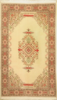 Täbriz Tabatabai, Indien, ca. 40 Jahre, Wolle auf Baumwolle, ca. 254 x 151 cm, EHZ: 2
