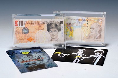 Banksy, geb. 1974, zeitgenössischer britischerStreet Art-Künstler, zwei Exemplare der die -faced Tenner, 10 Pfund-Note mit dem Bildnis Lady Dianas, ...
