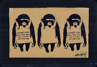 Nach Banksy, britischer Street Art-Künstler,"Laugh now, but one day we'll be in charge", drei Affen, Schablonen-Graffiti auf ...