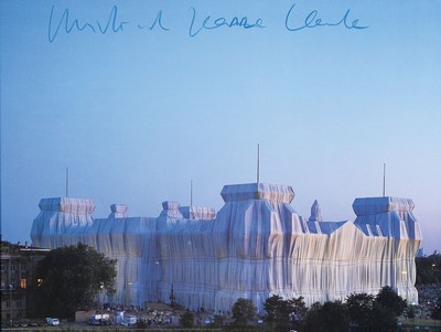 Christo, 1935- 2000, verhüllter Reichstag, Offsetdruck auf Karton, handsigniert, Blattgr. 30 x 40 cm, R. 32 x 42 cm und kleines original Stoffstück ...