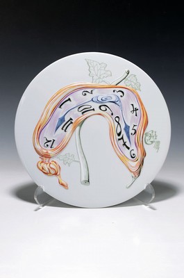 Jahresteller, Rosenthal, Entwurf Salvador Dali, 1976, runder Porzellanteller mit leicht erhobenen Uhrenmotiv auf weißen Fond, unterseitig gemarkt, ...