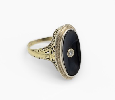 14 kt Gold Art-Deco-Ring, um 1920/30, GG 585/000, aufwändige, gesägte Unterkaderung,Onyxplatte mit eingel. Altschliffdiam. ca. 0.02 ct, total ca. ...