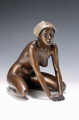 Arno Breker 1900-1991, Bronzeskulptur, " Mädchen mit Tuch", braun patiniert, sign., num. 153/499, 20x20x16 cm