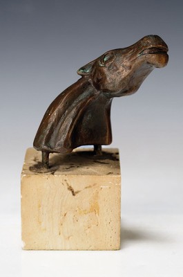 Unbekannter Künstler, Bronzeskulptur, unleserlich sign., ca. 14x11 cm