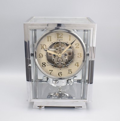 J.L. REUTTER ATMOS Pendule Perpetuelle, Frankreich um 1935, verchr. Geh., 5 seitig facett. vergl., vorne & hinten zu öffnen, vers. Zifferbl. ...