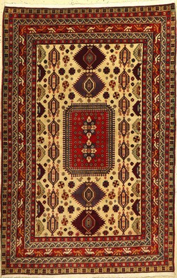 Eriwan alt, Rußland, ca. 50 Jahre, Wolle auf Baumwolle, ca. 200 x 134 cm, EHZ: 2, (leicht verfärbt)