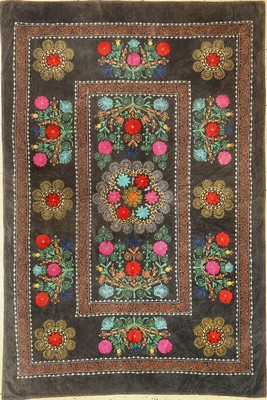 Susani alt, Uzbekistan, um 1960, Wolle und Seidenstickerei auf Samt, ca. 194 x 130 cm, EHZ: 2(Verblaßt).